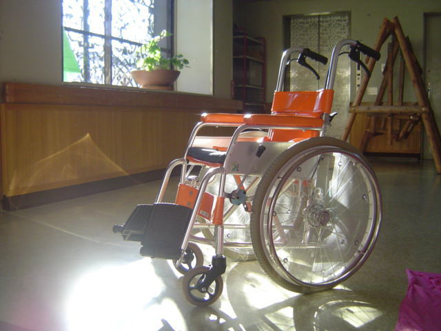 日だまりの車いす
