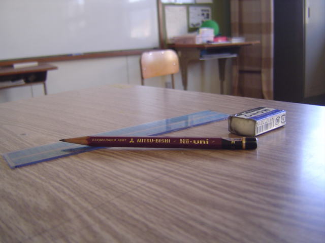 消しゴムと鉛筆と定規