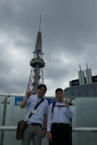 名古屋テレビ塔を背景に