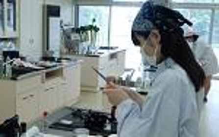 生活教養コースの被服・食物の学習の様子